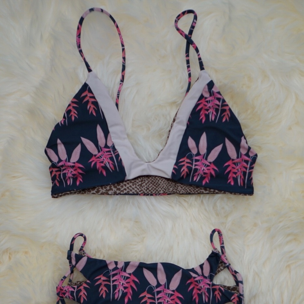 Acacia Top (L) & Queens Bottom (M) in Heliconia
